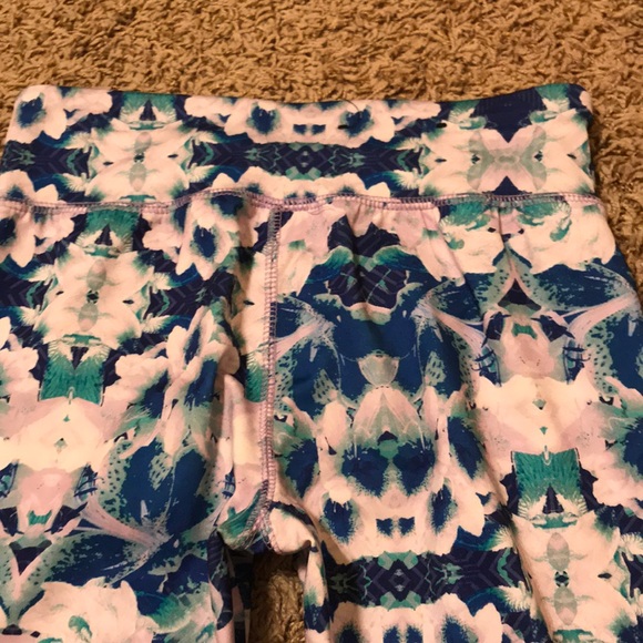 Geometric Pattern Purple and Navy Leggings - Picture 4 of 4